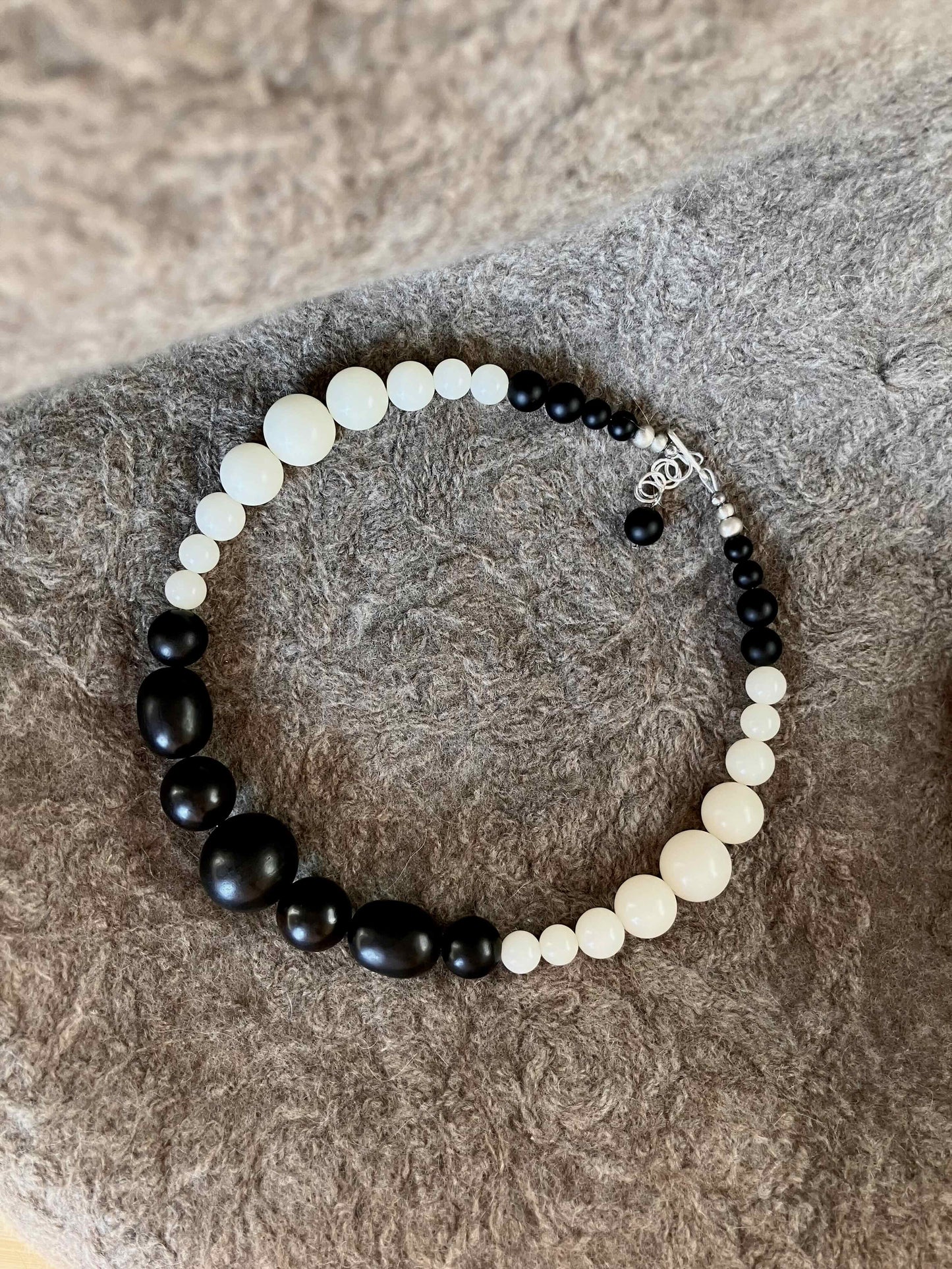 Black & White Bodhi Ebony Necklace - Umber Shade